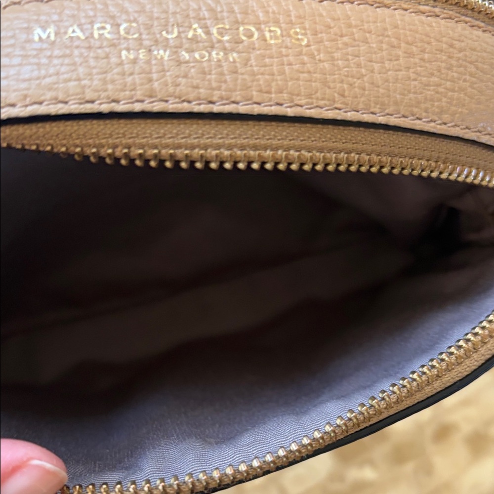Marc Jacobs Camel TanCrossbody Pebble Shutter - Picture 9 of 13